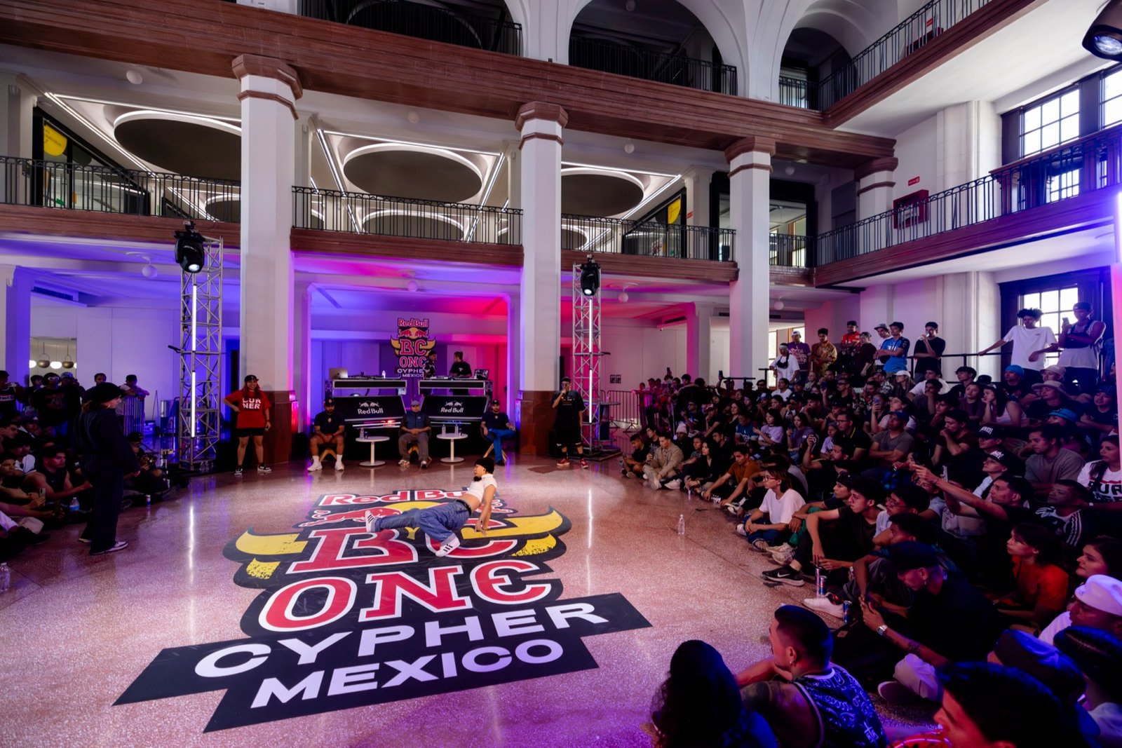 Multitud siguiendo un campeonato de baile urbano