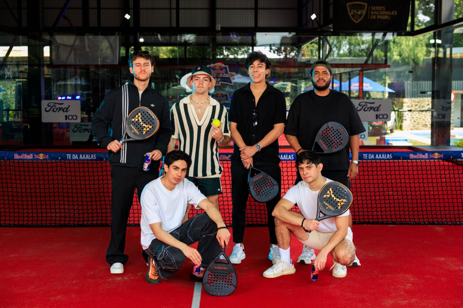 Jugadores en activación deportiva de pádel